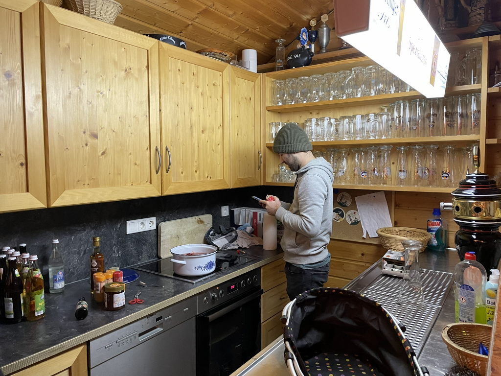 2. Vorstand Elias Rinner macht Currysoße